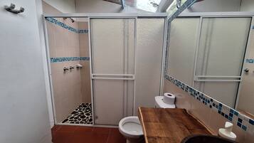 Cabaña estándar, 1 habitación, balcón, en la zona del jardín | Baño | Ducha, toallas, jabón y papel higiénico
