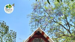 Um edifício de madeira com telhado triangular e uma porta grande.