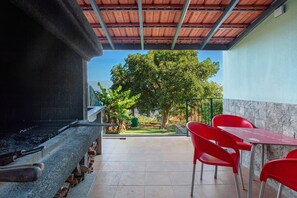 Outdoor dining - Holiday Home 'Refugio Dourado' with Sea View, Shared Garden and Wi-Fi (Água de Pena)