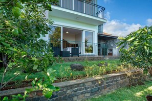 Exterior - Holiday Home 'Refugio Dourado' with Sea View, Shared Garden and Wi-Fi (Água de Pena)