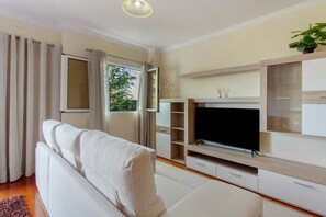 TV - Holiday Home 'Refugio Dourado' with Sea View, Shared Garden and Wi-Fi (Água de Pena)