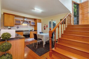 Kylskåp, mikrovågsugn, ugn och spishäll