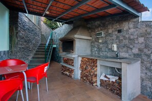 Outdoor dining - Holiday Home 'Refugio Dourado' with Sea View, Shared Garden and Wi-Fi (Água de Pena)