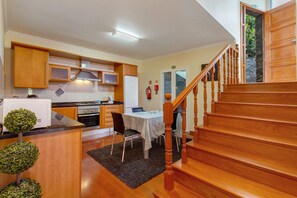 Fridge, microwave, oven, stovetop - Holiday Home 'Refugio Dourado' with Sea View, Shared Garden and Wi-Fi (Água de Pena)