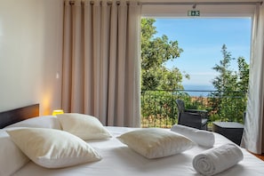 1 bedroom, iron/ironing board, free WiFi, bed sheets - Holiday Home 'Refugio Dourado' with Sea View, Shared Garden and Wi-Fi (Água de Pena)