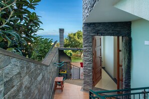 Property grounds - Holiday Home 'Refugio Dourado' with Sea View, Shared Garden and Wi-Fi (Água de Pena)