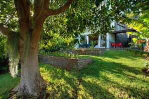 Exterior - Holiday Home 'Refugio Dourado' with Sea View, Shared Garden and Wi-Fi (Água de Pena)