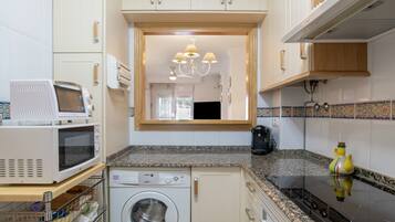 Een koelkast, een microgolfoven, een oven, een kookplaat