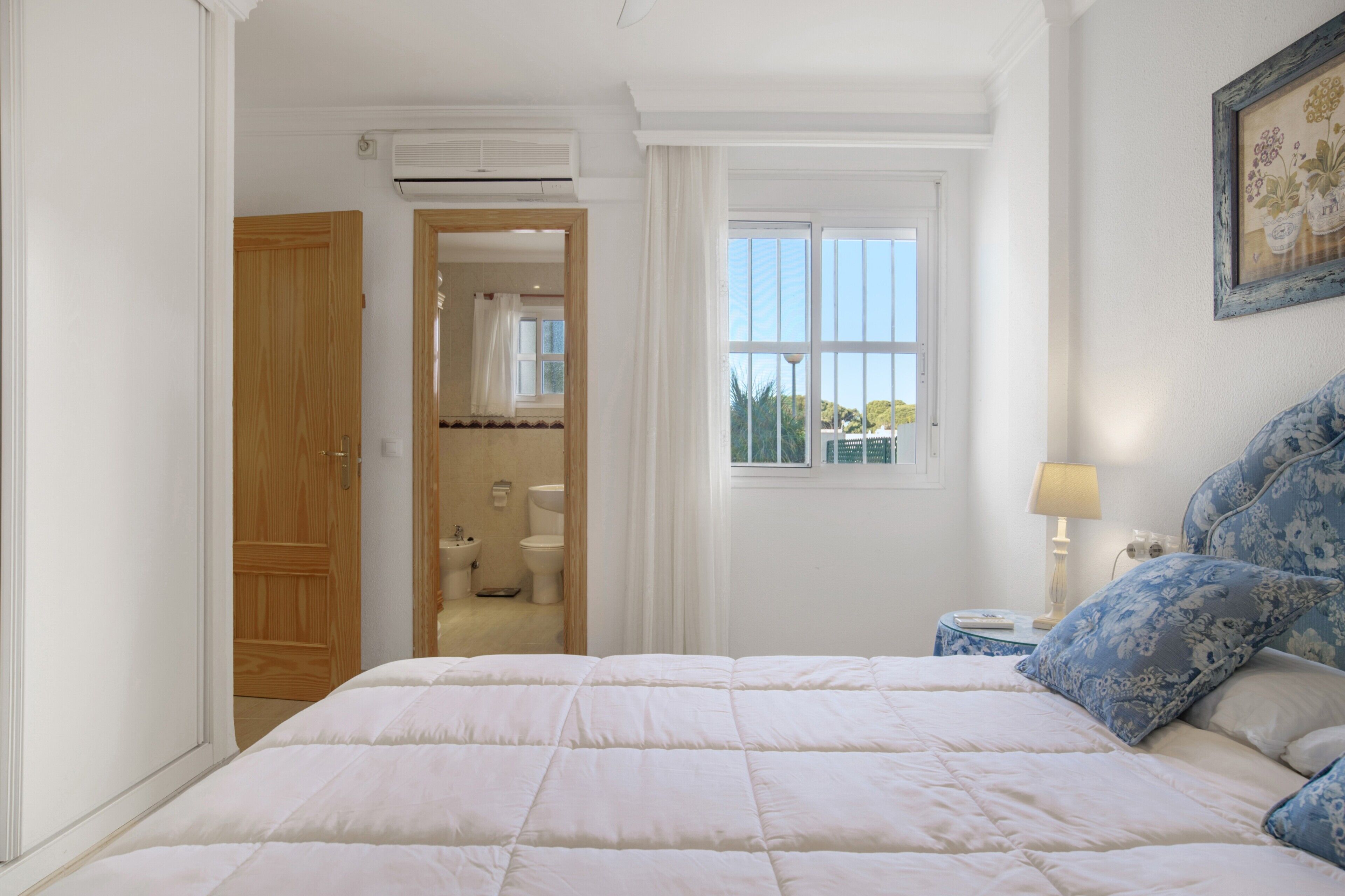 3 slaapkamers, een strijkplank/strijkijzer, gratis wifi, beddengoed