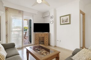 TV - Apartment 'Familiar La Atalaya' with Shared Pool, Wi-Fi and Air Conditioning (Conil de la frontera)