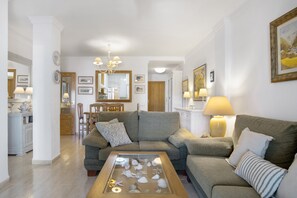TV - Apartment 'Familiar La Atalaya' with Shared Pool, Wi-Fi and Air Conditioning (Conil de la frontera)