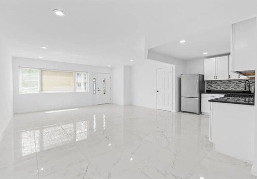 Luxury 2-bedroom house in vibrant The Bronx in a gated community