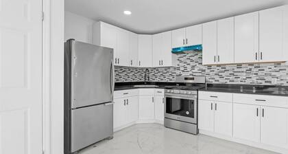 Luxury 2-bedroom house in vibrant The Bronx in a gated community