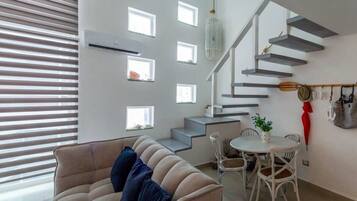 Departamento, vista al jardín | Área de sala de estar | Televisión