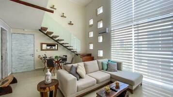 Departamento, vista a la ciudad | Área de sala de estar | Televisión