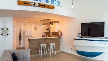 Departamento, vista al jardín | Área de sala de estar | Televisión