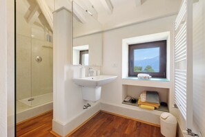 Dusche, Haartrockner, Handtücher