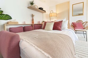 1 bedroom, iron/ironing board, travel cot, free WiFi - Boho Style | Video projector & Netflix, Free parking, Lake 5min away by car (Estavayer)