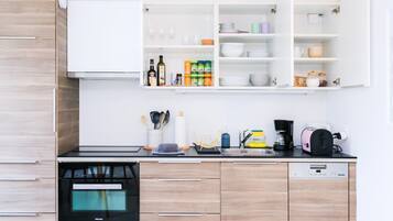 Kühlschrank, Mikrowelle, Ofen, Herdplatte
