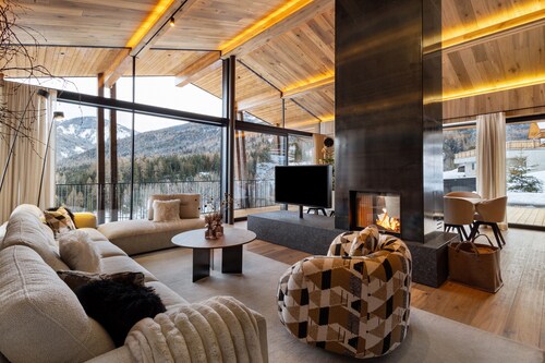 Chalet K Lodge View with Mountain Views, Private Pool & Sauna, Directly at Kronplatz