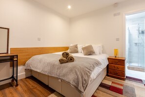 2 Schlafzimmer, Schreibtisch, Bügeleisen/Bügelbrett, WLAN