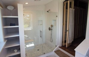 Shower, hair dryer, towels, soap - The Homestead: Elegant Victorian & Maids Quarters (Gloucester)