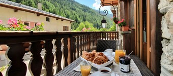 Chalet "Eterlou" with Mountain View, Balcony and Wi-Fi