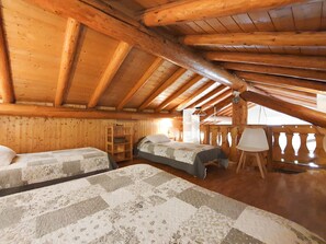 3 bedrooms, iron/ironing board, free WiFi, bed sheets - Chalet "Eterlou" with Mountain View, Balcony and Wi-Fi (Lanslebourg Mont-Cenis)