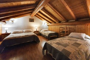 3 bedrooms, iron/ironing board, free WiFi, bed sheets - Chalet "Eterlou" with Mountain View, Balcony and Wi-Fi (Lanslebourg Mont-Cenis)