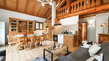 Een televisie, een dvd-speler en een stereo