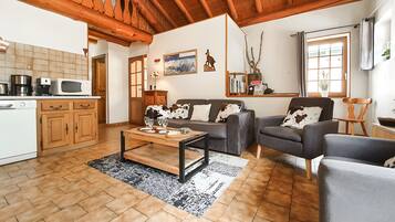 Een televisie, een dvd-speler en een stereo