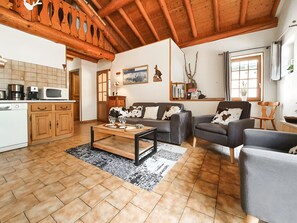 TV, DVD player, stereo - Chalet "Eterlou" with Mountain View, Balcony and Wi-Fi (Lanslebourg Mont-Cenis)