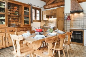 Dining - Chalet "Eterlou" with Mountain View, Balcony and Wi-Fi (Lanslebourg Mont-Cenis)