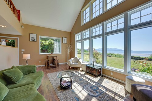Waterfront Bellingham Bliss: Steps to Beach!