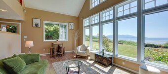 Waterfront Bellingham Bliss: Steps to Beach!