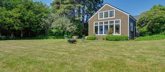 Waterfront Bellingham Bliss: Steps to Beach!