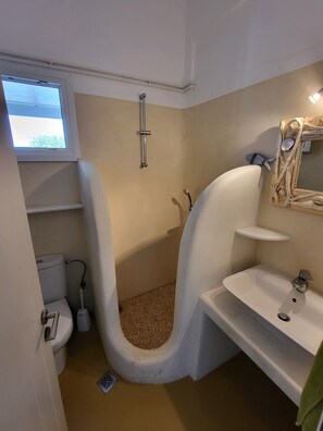 Dusj, hårføner, håndklær og såpe