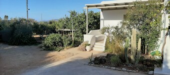 Welcoming 3-bedroom farmhouse in Paros with stunning views