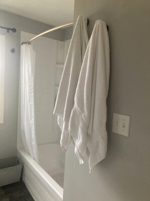Hair dryer, towels, soap, shampoo - Wonderful 3 bedrooms, 1 bathroom, kitchen, W/D, close to everything. (Indianapolis)