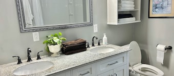 Wonderful 3 bedrooms, 1 bathroom, kitchen, W/D, close to everything.