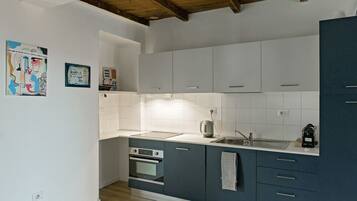 Horno, lavavajillas, cafetera y tetera y utensilios de cocina