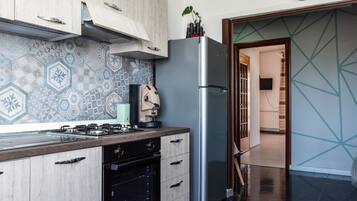 Kühlschrank, Mikrowelle, Wasserkocher mit Kaffee-/Teezubehör