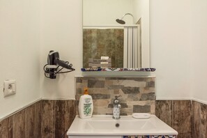 Suihku, hiustenkuivaaja, pyyhkeet