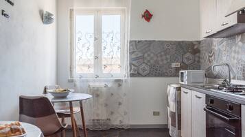 Kühlschrank, Mikrowelle, Wasserkocher mit Kaffee-/Teezubehör