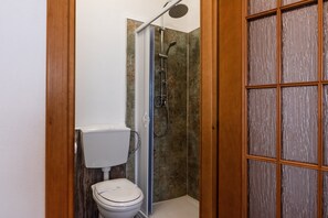 Douche, séchoir à cheveux, serviettes fournies