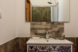 Shower, hair dryer, towels - Room 'Stanza Frutta' with Wi-Fi and Air Conditioning (Agrigento)