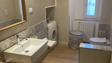 Dusche, Haartrockner, Bidet, HandtĂŒcher