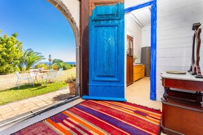 Outdoor dining - Apartment 'La Casa Del Fico D'india - Blu' with Shared Garden, Wi-Fi and Air Conditioning (Aci Catena)