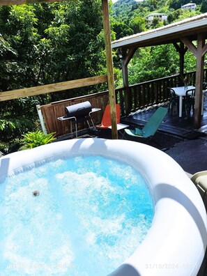 Outdoor spa tub