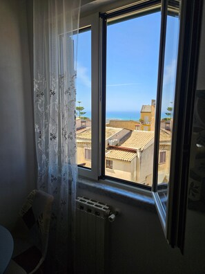Interior - Room 'Stanza Fiore' with Wi-Fi and Air Conditioning (Agrigento)